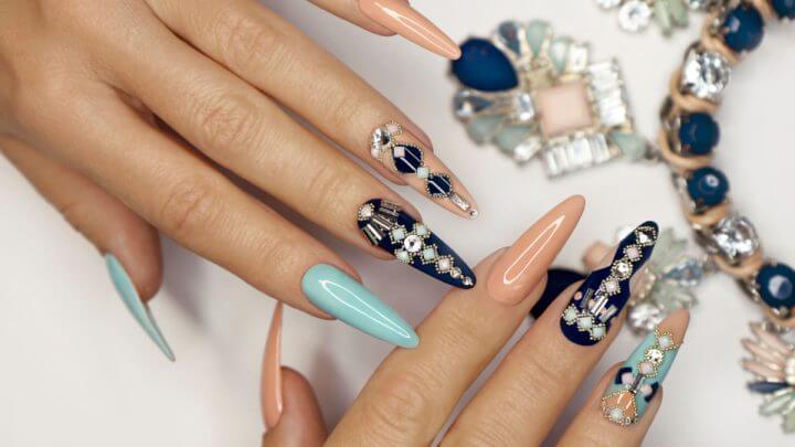 Unhas alongadas com nail art