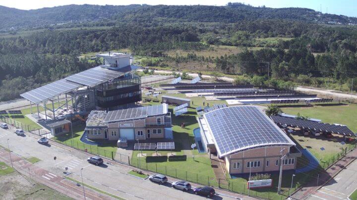 Usina de hidrogênio verde da UFSC fica no prédio mais alto da planta de energia solar da instituição
