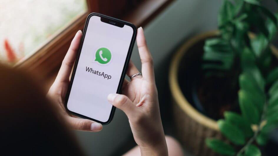 Pessoa confere se WhatsApp está fora do ar