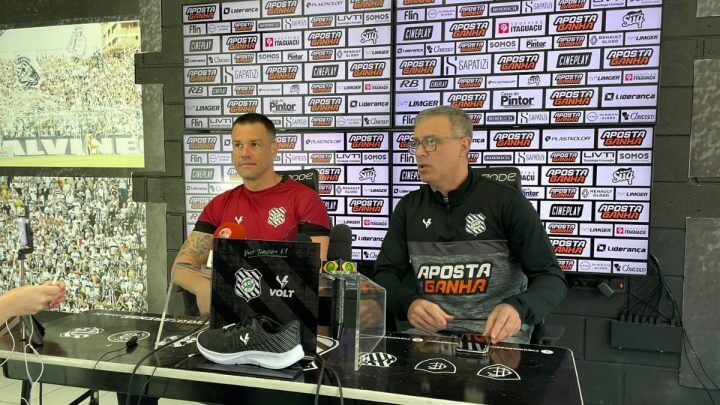 Wilson durante entrevista coletiva ao lado do médico do Figueirense (Foto: Fernanda Moro/NSC TV)