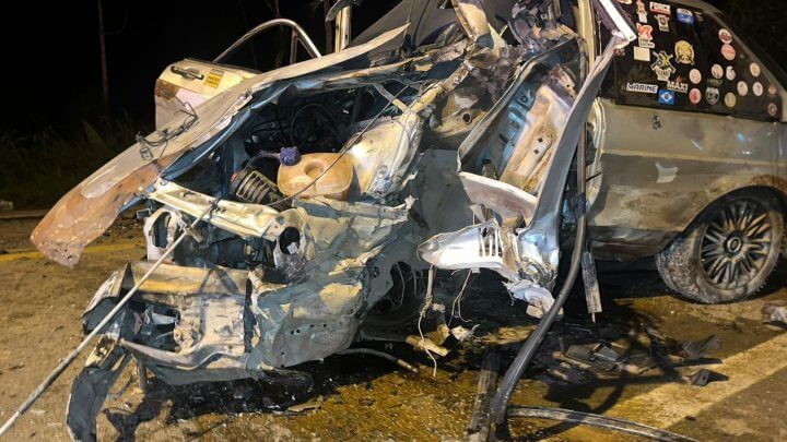 Carro ficou destruído com o impacto contra o caminhão