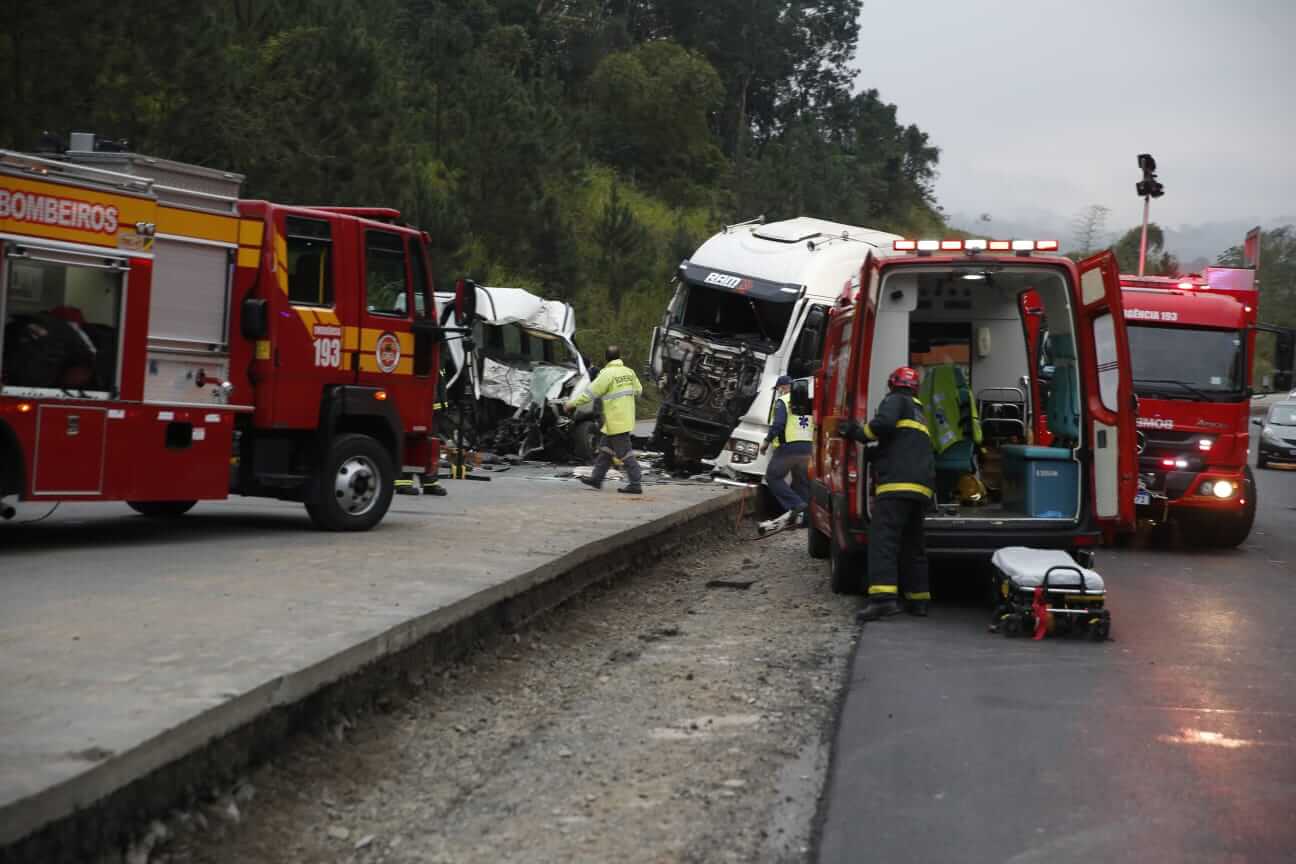 Acidente entre van e caminhão na BR-470