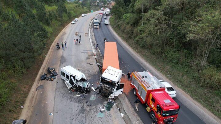 Veículos bateram de frente em uma curva