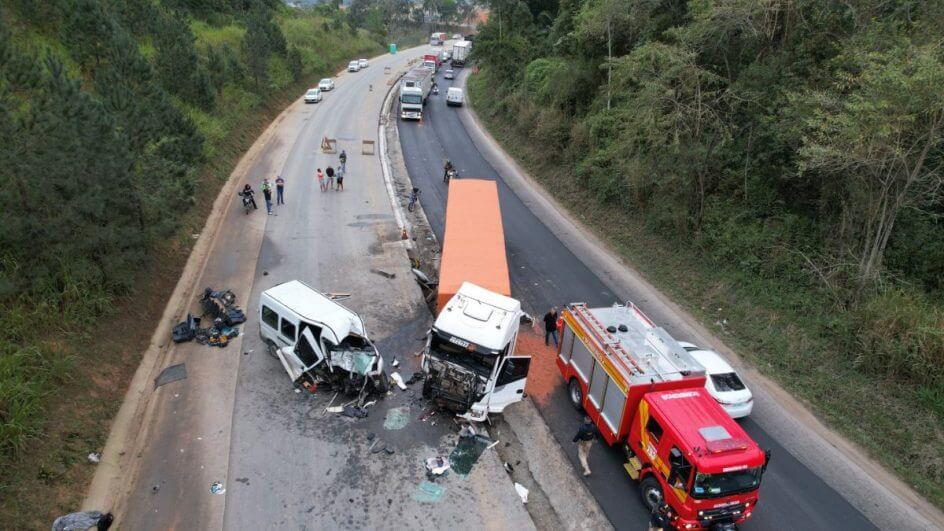 Veículos bateram de frente em uma curva
