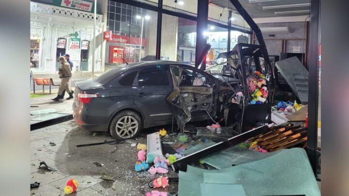Carro invadiu o calçadão e destruiu o estabelecimento