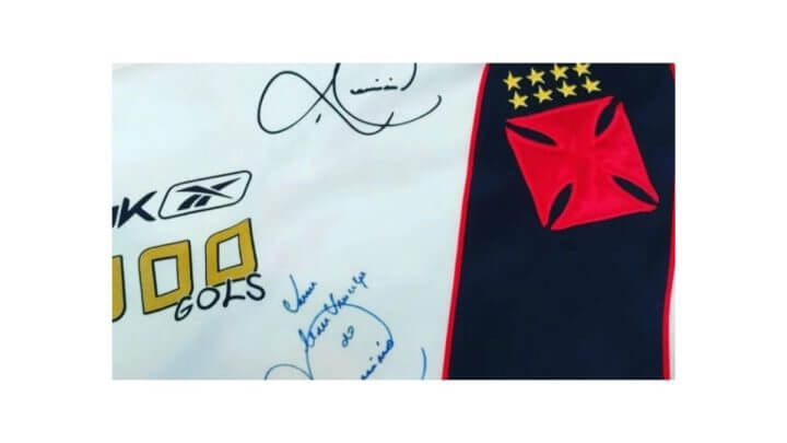 Camisa assinada por Romário está entre as peças furtadas em Florianópolis (Foto: Arquivo pessoal)