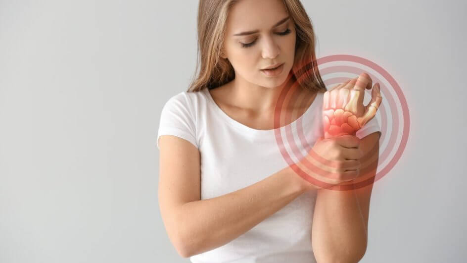 Mulher olhando e segurando pulso com a ilustração de círculos vermelhos sobre ele