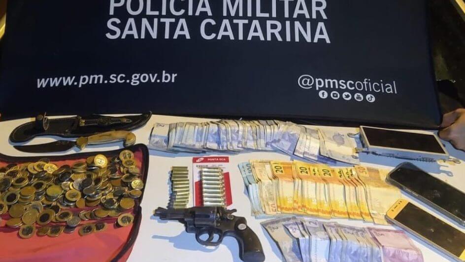 Parte do dinheiro foi recuperado pela Polícia Militar