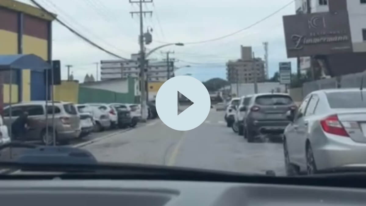 Moradores que circulavam na região registraram o momento