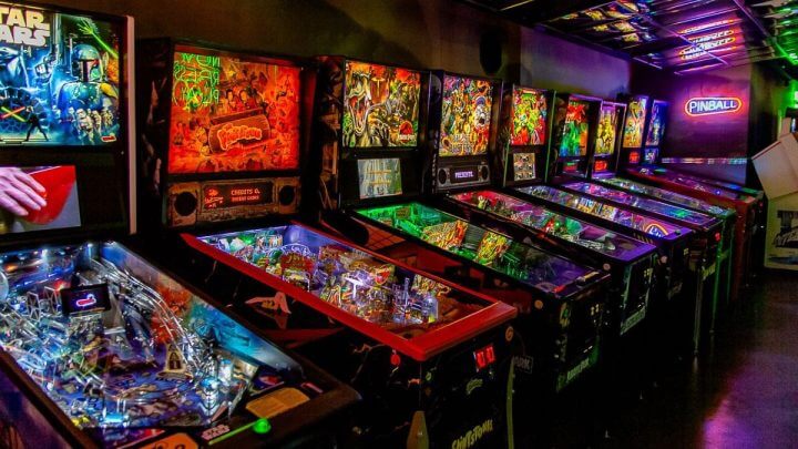 Bar conta com diversas máquinas de jogos retrô