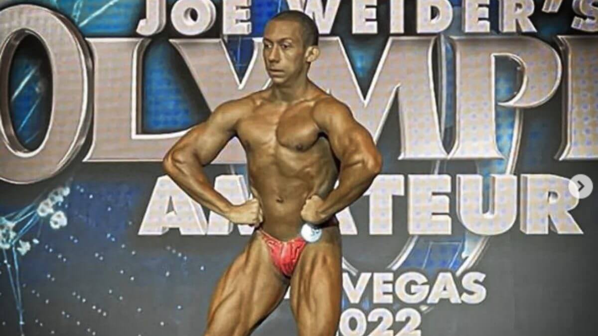 Renan posando no palco do Mister Olympia Amador