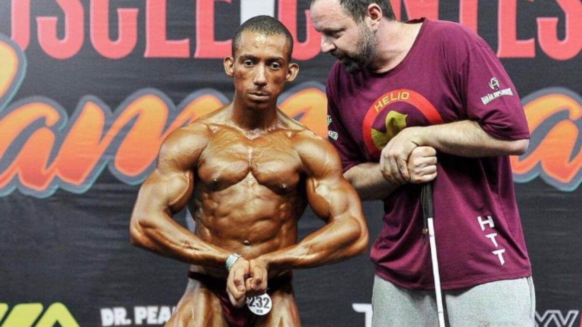 Renan e seu treinador Helio no palco