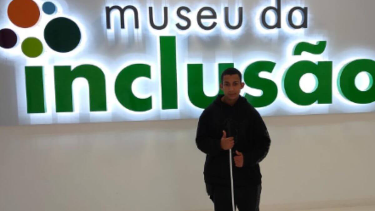 Renan visitando o Museu da Inclusão