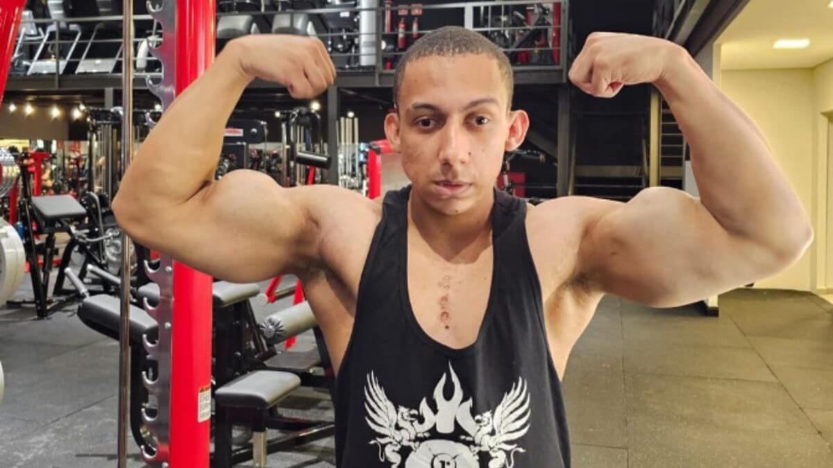 Renan posando na academia