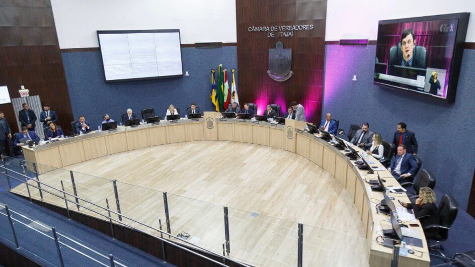 Votação acontece no plenário da Câmara de Vereadores de Itajaí