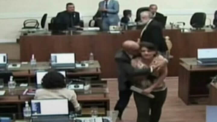 Carla Ayres foi agarrada em sessão