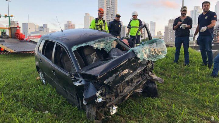 Carro bateu em estrutura de concreto