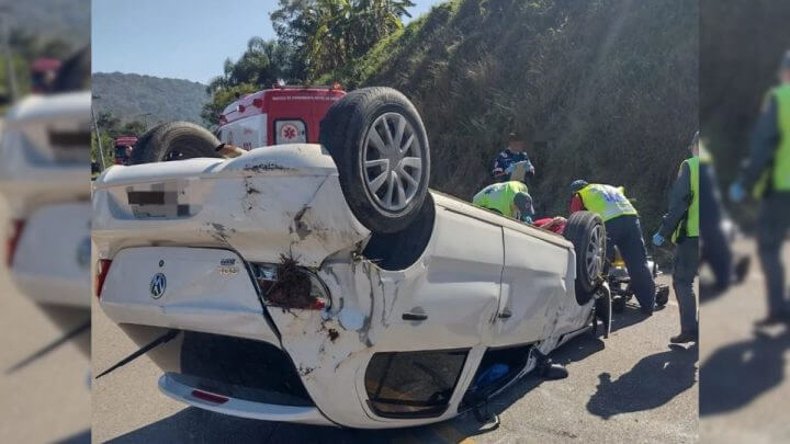 carro capotado