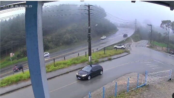 Câmera flagra carro rodar e atingir outro veículo em via de SC