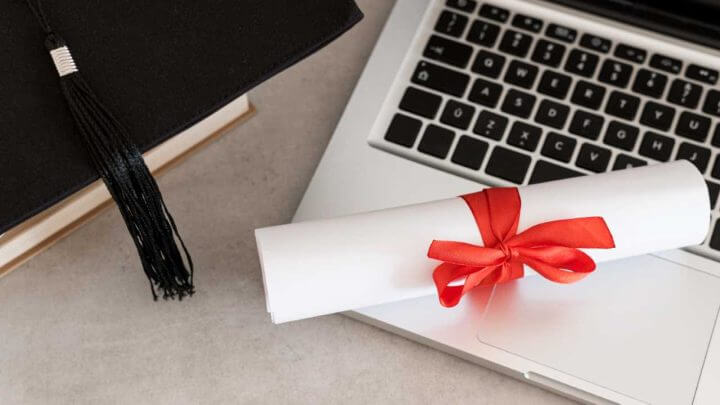 certificado-com-fita-e-arco-e-laptop
