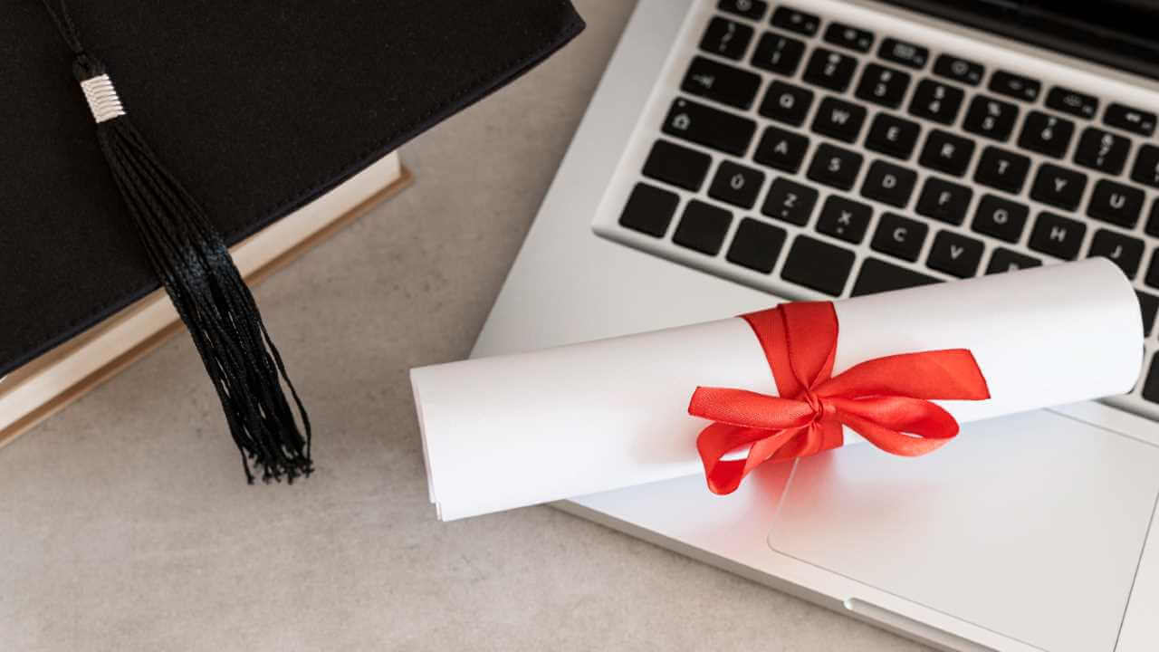 certificado-com-fita-e-arco-e-laptop