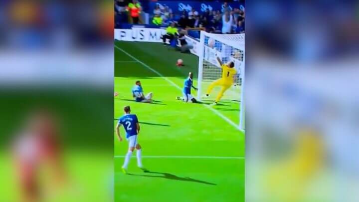 Defesa do goleiro do Wolves ganhou as redes sociais (Foto: MenInBlazers/Reprodução)