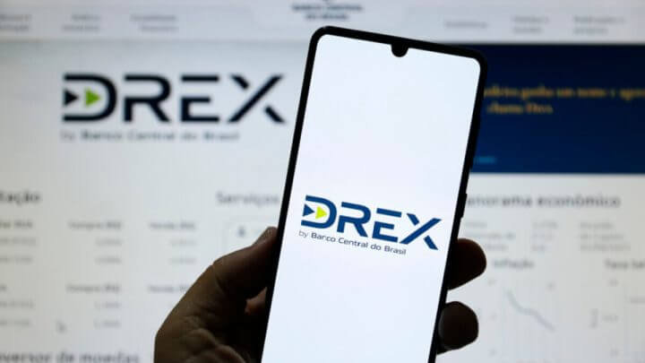 Tela de celular e computador com imagens da nova moeda brasileira digital Drex