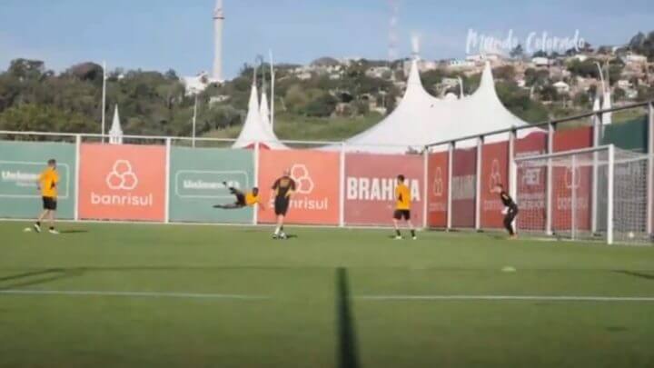 Golaço do Enner Valencia durante treino do Internacional (Foto: SCInternacional/Reprodução)