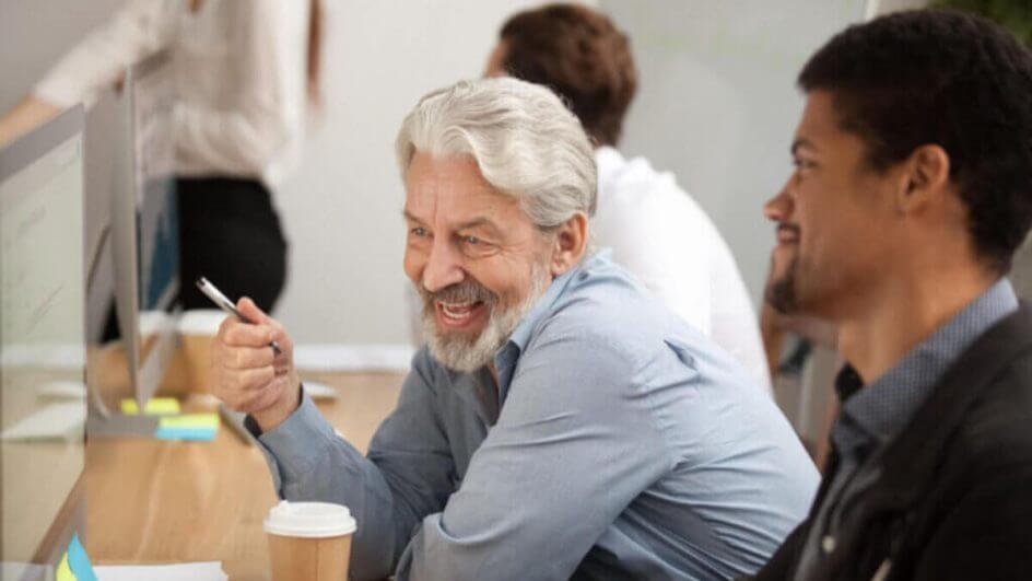 Dois funcionários conversando no trabalho