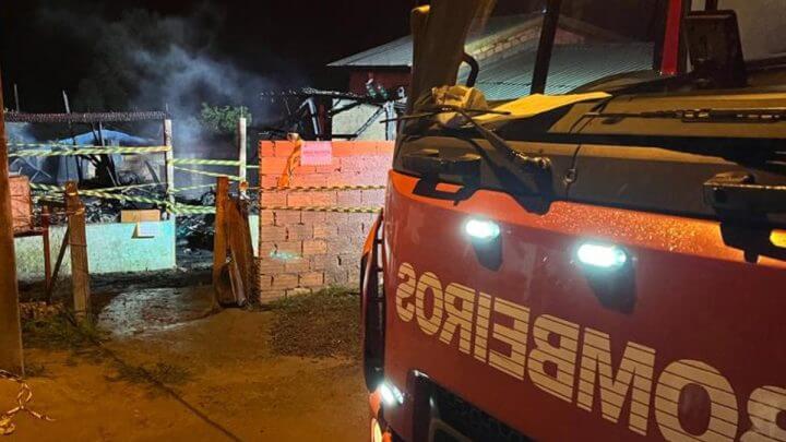 Mulher entrou na casa para salvar filho, mas acabou morta junto com homem