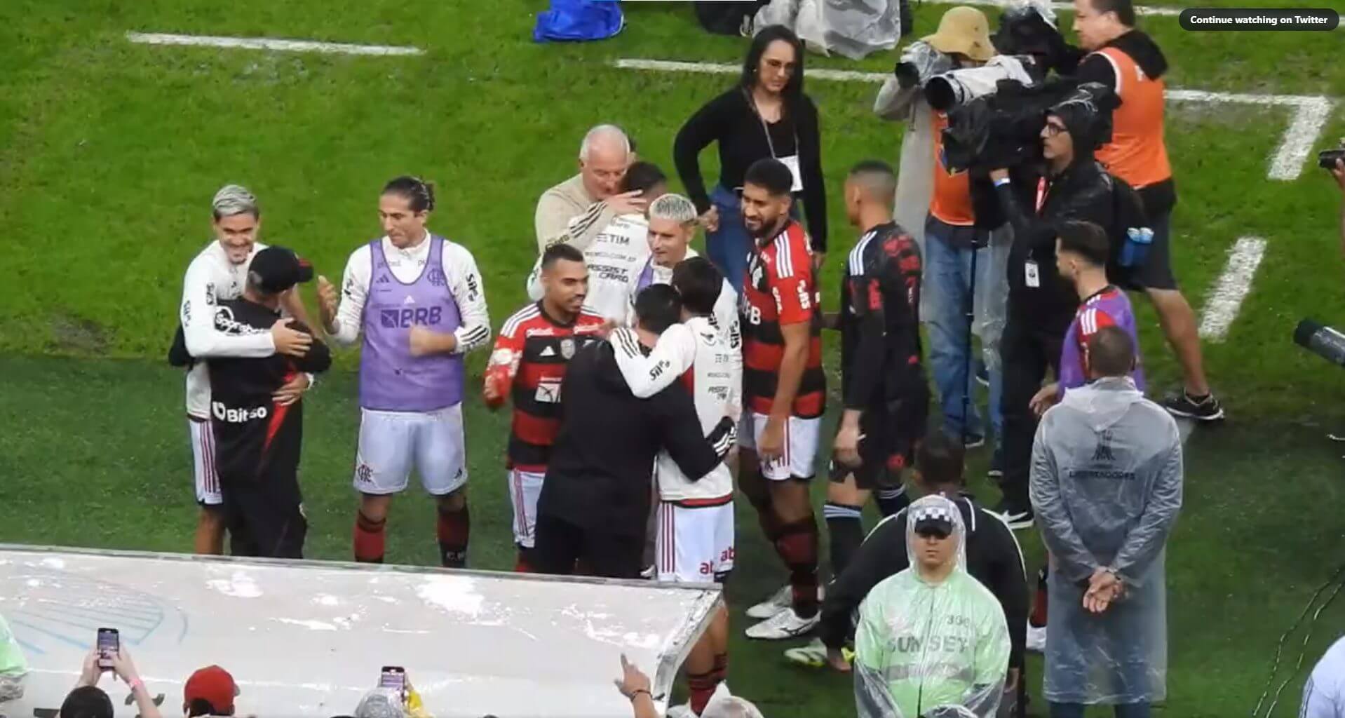 Jogadores do Flamengo abraçam Dorival Júnior