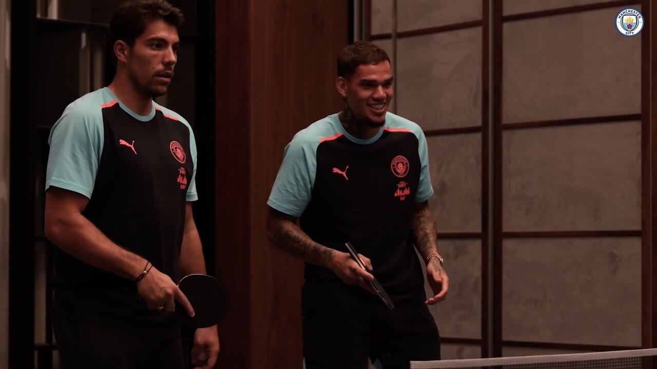 Jogadores do Manchester City disputam campeonato de ping-pong
