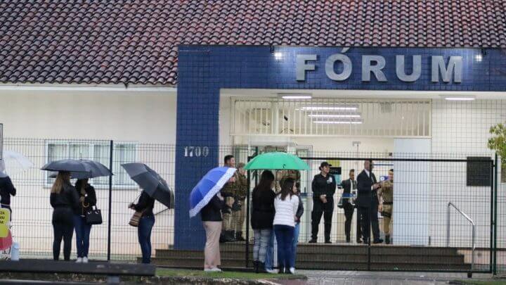 Pessoas se reúnem em frente ao fórum para acompanhar o julgamento