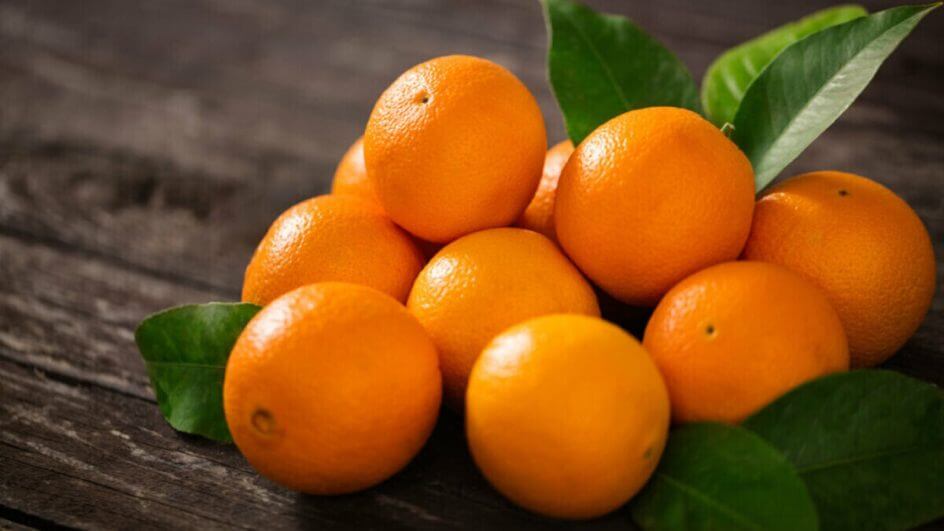 Laranjas em cima de uma mesa de madeira