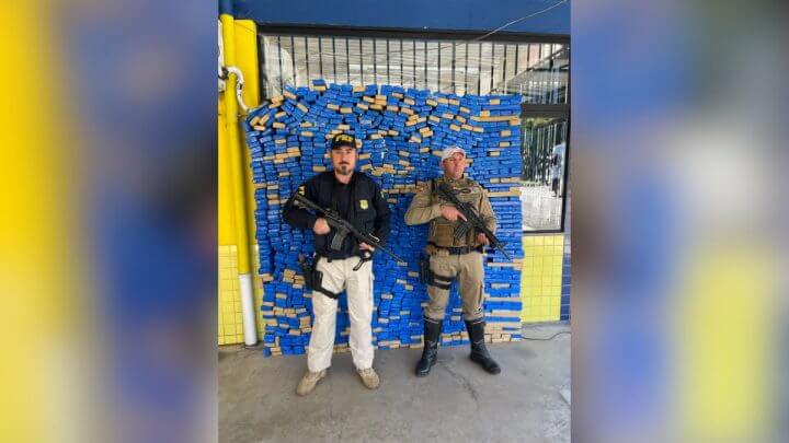Droga foi encontrada no porta-malas do veículo