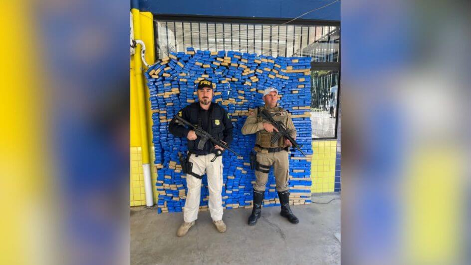Droga foi encontrada no porta-malas do veículo