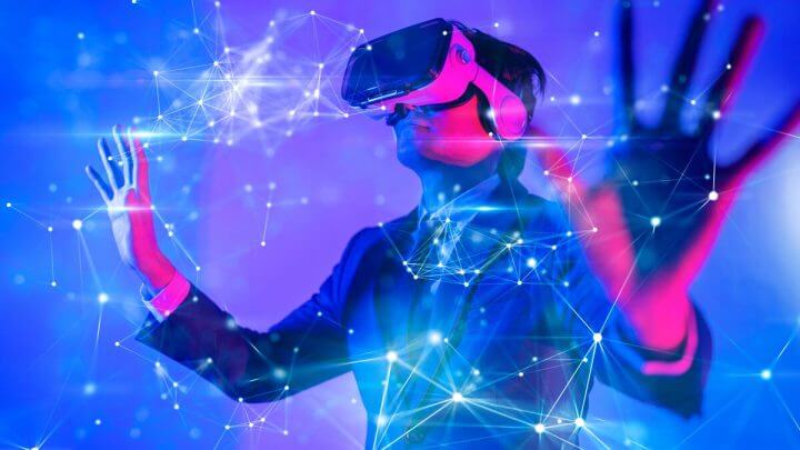 Homem vestindo terno e usando um óculos virtual