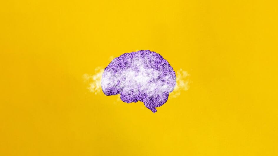 Ilustração de um cérebro roxo em um fundo amarelo com névoa sobre ele