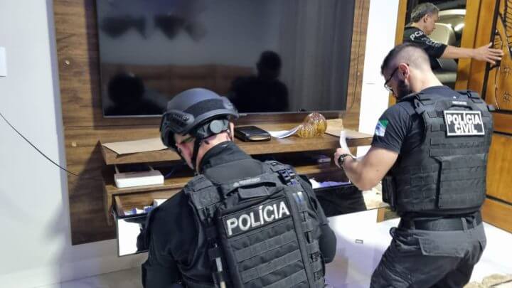 Policiais cumpriram mandados de busca e prisão nesta terça-feira (8)