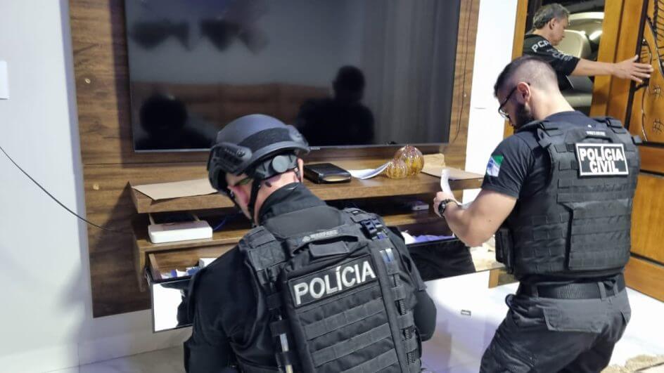 Policiais cumpriram mandados de busca e prisão nesta terça-feira (8)