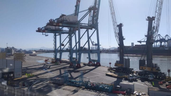 Porto de Itajaí vazio