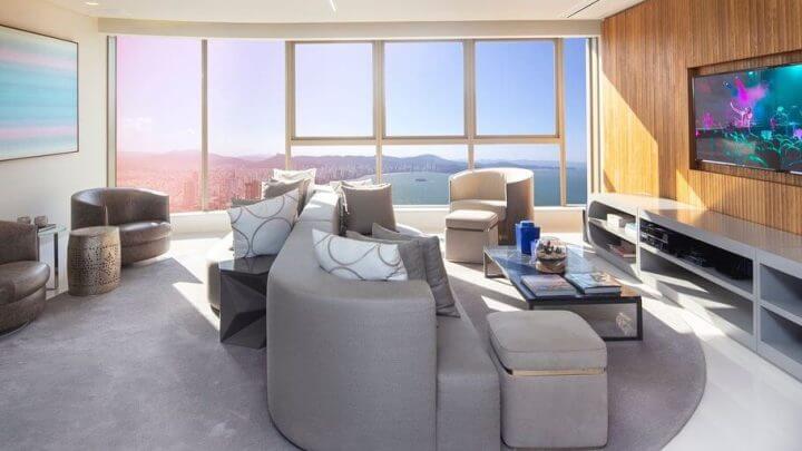 Detalhes do apartamento vizinho ao de Neymar com sofá, vista para o mar e móveis luxuosos