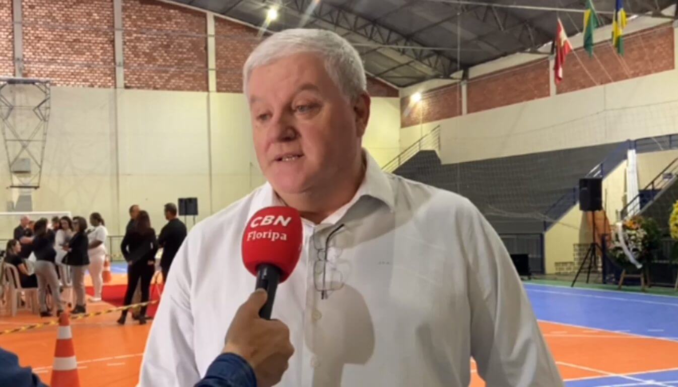 Presidente do Figueirense no velório de Miguel Livramento