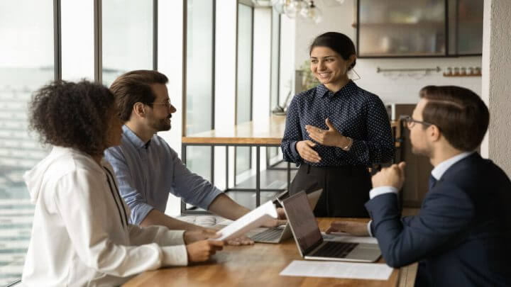 Grupo no trabalho reunido