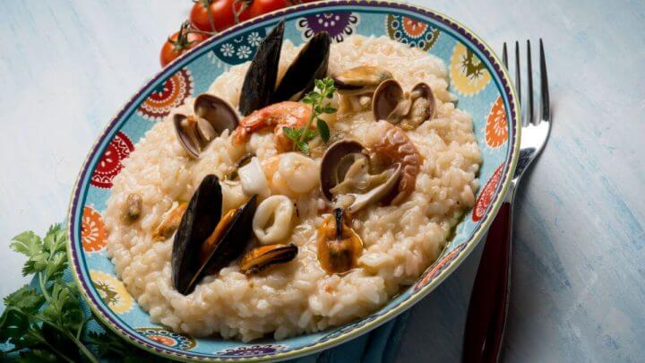 Risoto de frutos do mar em prato decorado azul