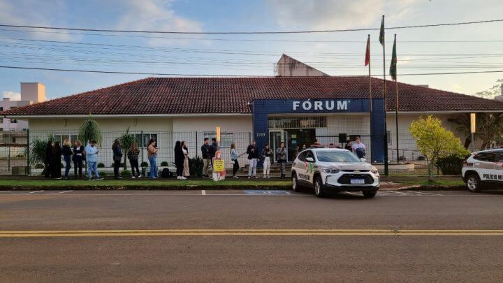 Pessoas se reúnem a frente ao fórum para acompanhar o julgamento