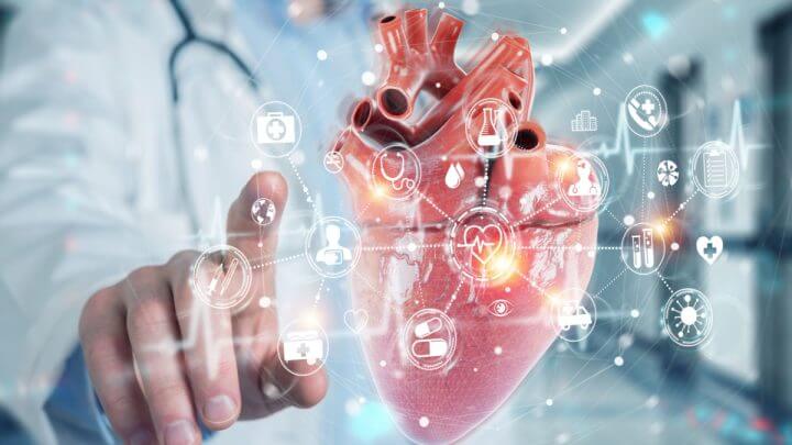 Cardiologista em fundo desfocado usando raio-x digital do coração humano