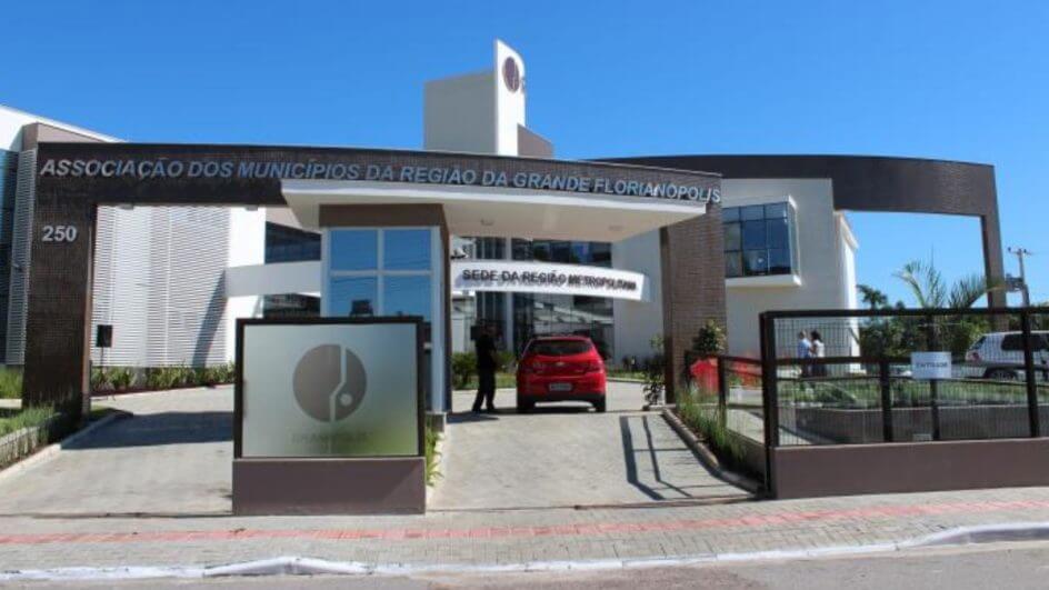 Assembleia de prefeitos da Fecam na sede da associação de municípios da Grande Florianópolis deve discutir pedido de aumento no FPM