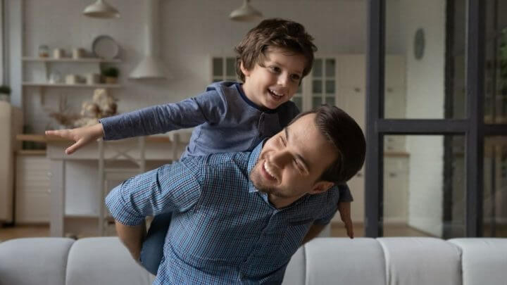 Pai e filho em um sofá brincando