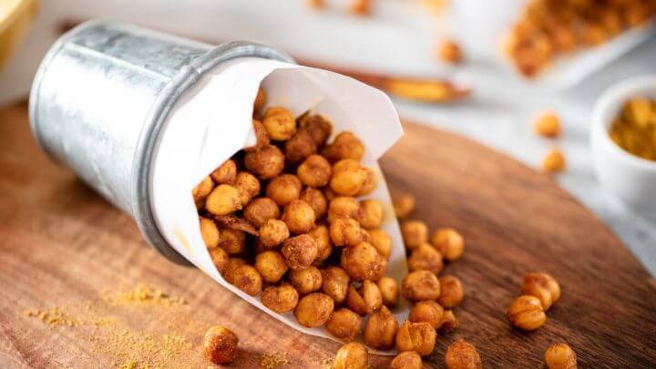 Snack de grão-de-bico em cima d euma tábua de madeira
